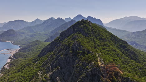 Antalya-Turquía-Antena-V45-Cinemática-Drone-Sobrevuelo-Konyaaltı-Capturando-Las-Cordilleras-Costeras-De-Tünektepe-En-Un-Día-Soleado-Durante-La-Calurosa-Temporada-De-Verano---Filmada-Con-Mavic-3-Cine---Julio-De-2022