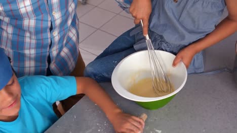 Familia-Feliz-Horneando-En-La-Cocina