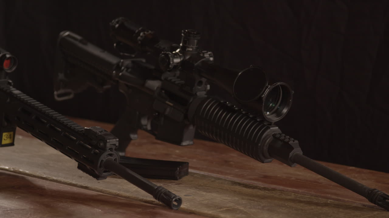 фокусировка стойки на двух винтовках ar 15, стоящих на столе