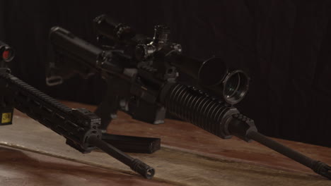 bastidor de enfoque para dos rifles ar 15 de pie sobre la mesa