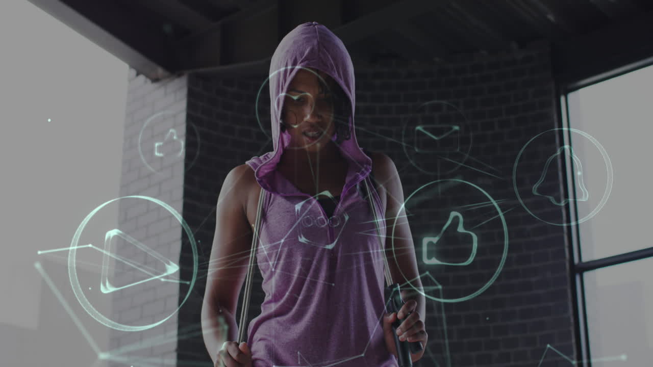 animación de iconos tecnológicos sobre una mujer haciendo ejercicio en un edificio abandonado