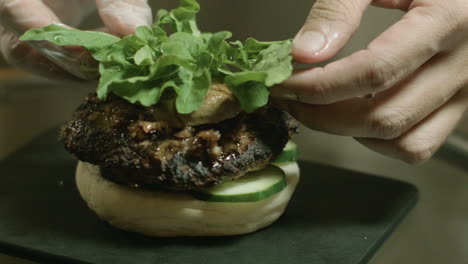 Toma-De-Enfoque-De-Preparación-De-Comida-De-Hamburguesa-Saludable