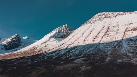 Eine-Bergkette,-Die-Das-Schöne-Herdalen-tal-In-Møre-Og-Romsdal,-Norwegen,-überragt