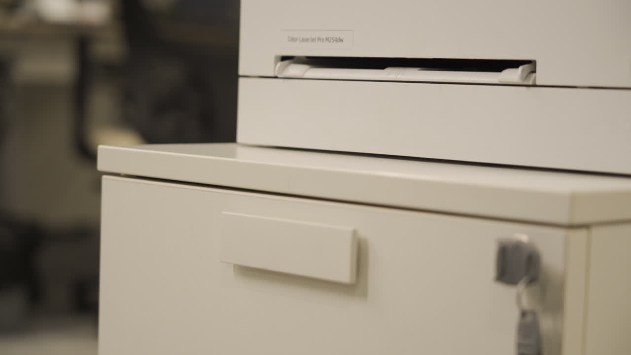 impresora blanca en la oficina, atmósfera de trabajo