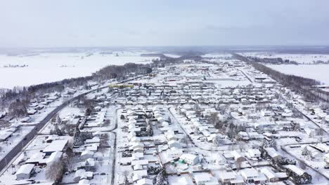 Lindo-Pueblo-Cubierto-De-Nieve-En-Invierno-Profundo-Rodeado-De-Campos