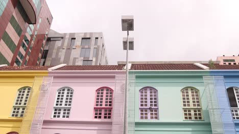 casas en fila coloridas en las calles de bandar seri bagawan en brunei darussalam