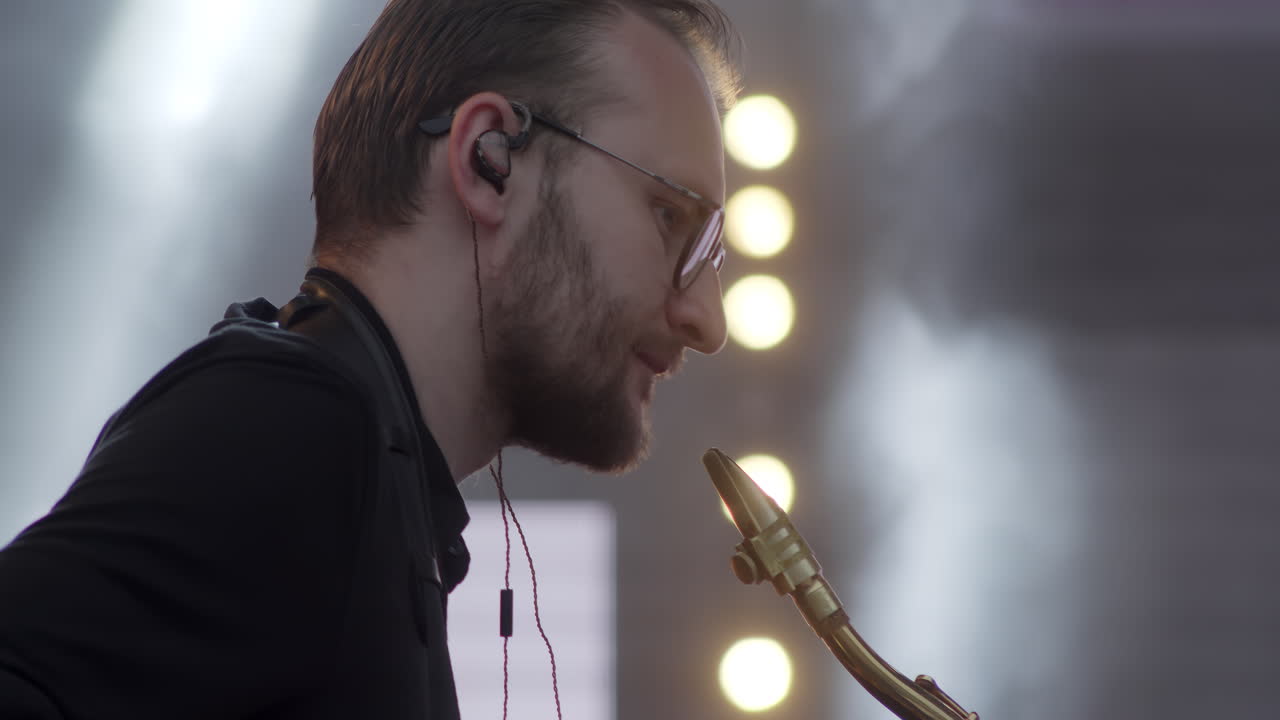 무대에서 라이브로 연주하는 색소폰 연주자