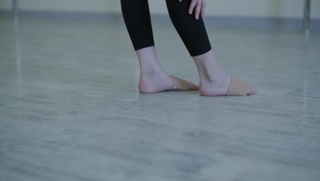 joven bailarina practicando movimientos de baile en el estudio