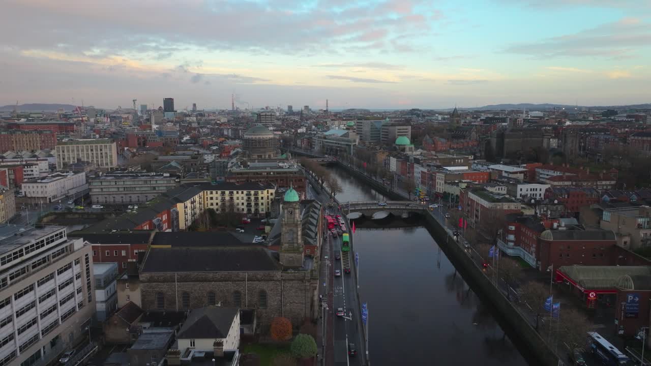 4K Cinematic Drone Filmopptak som flyr over elven Liffey – Co.Dublin – Irland D_08