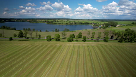 Weitläufiges-Ackerland-Und-Unberührtes-Seewasser-Von-Jezioro-Wielochowskie-In-Der-Woiwodschaft-Ermland-Masuren,-Polen