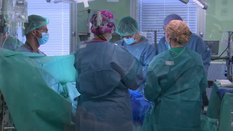 procedimiento quirúrgico en una sala de operaciones