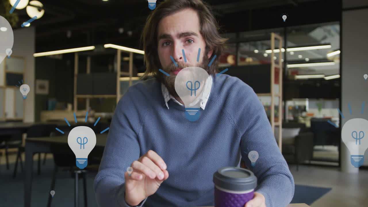 animación de iconos de bombillas sobre empresario caucásico haciendo una llamada de video