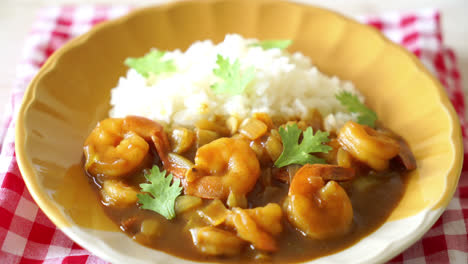 camarones en salsa de curry sobre arroz cubierto