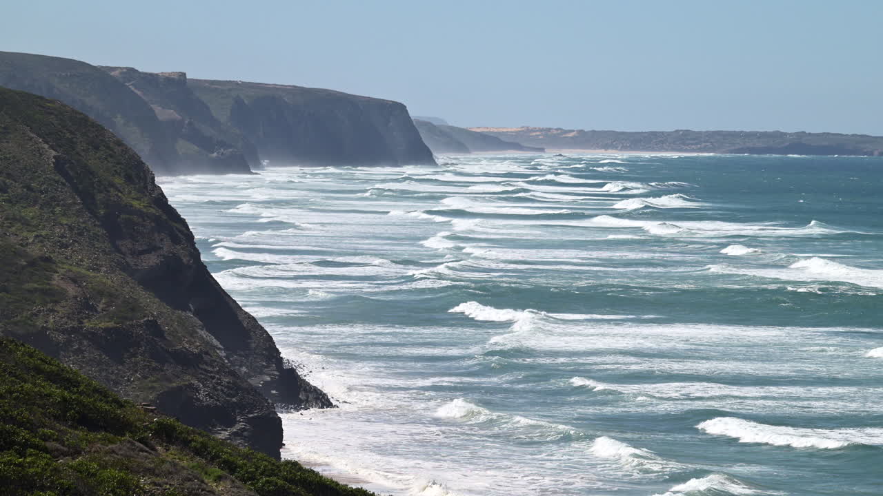 costa atlántica norte de alentejo y parque natural vicentino con olas rompientes y playa
