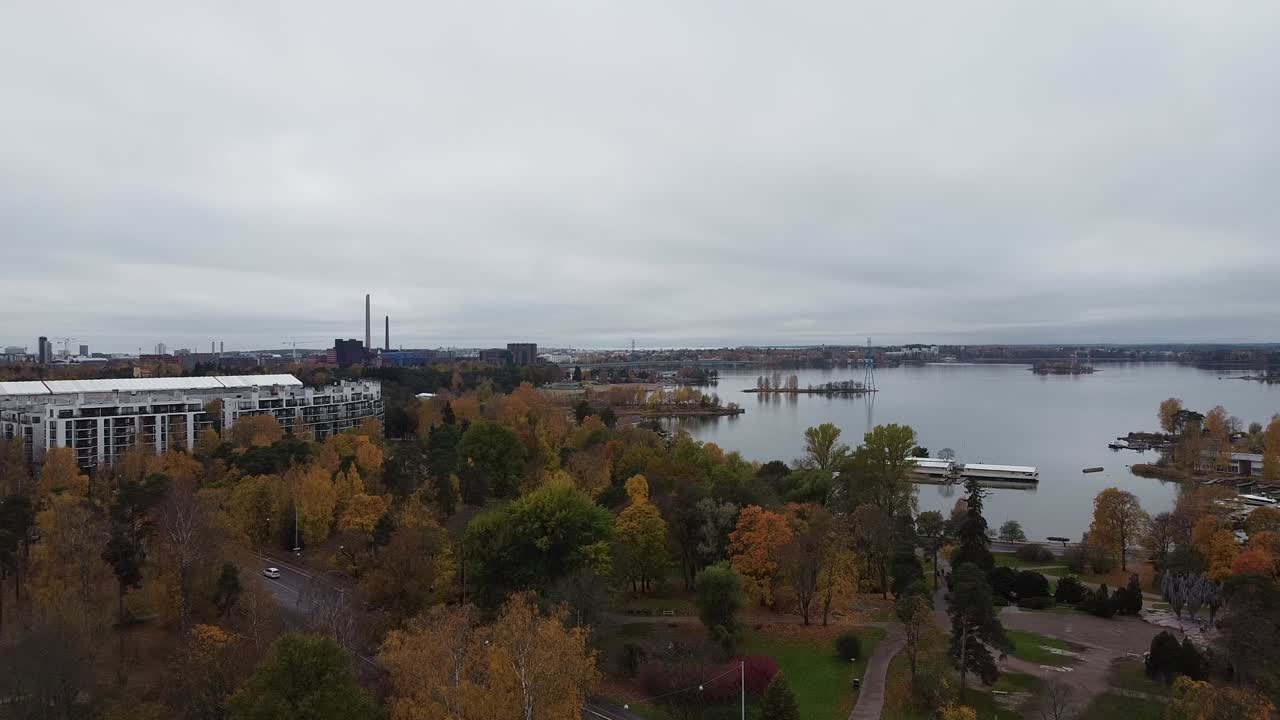 antena - parque sibelius y golfo de finlandia, helsinki, finlandia, plano general en ascenso