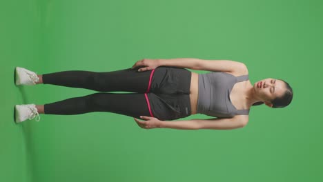 mujer con ropa deportiva con dolor en la pierna