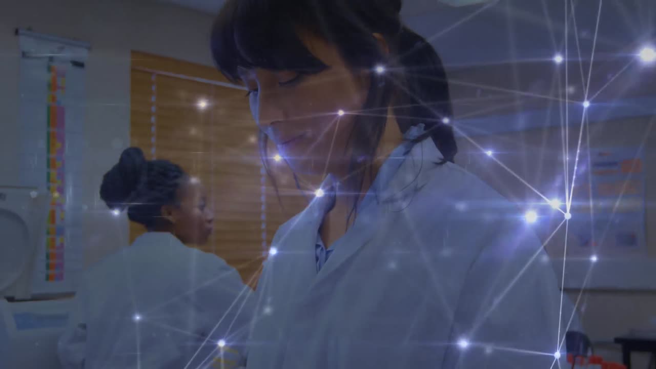 animación de conexiones sobre una trabajadora de laboratorio biracial