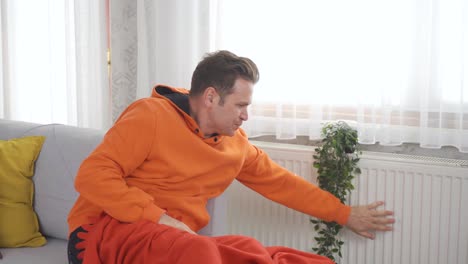 un vídeo sobre un hombre que tiene un problema de calefacción en casa.