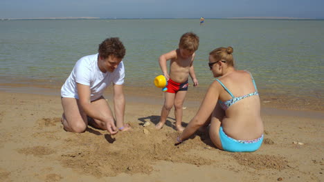 Familia-Feliz-En-La-Playa