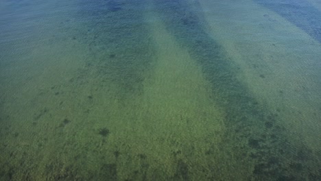 Ausgezeichnete-Luftaufnahme-Des-Riffs-In-Molokai,-Hawaii