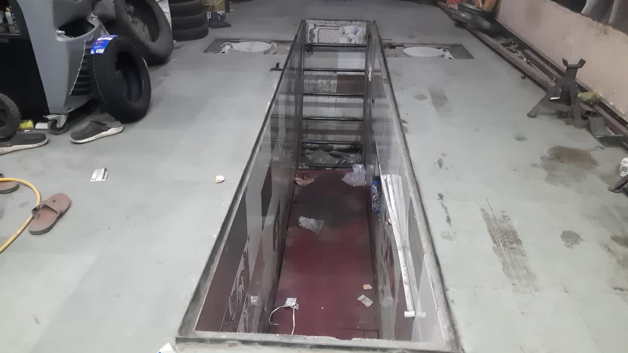 자동차 수리소에 리프트가 있는 빈 작업장