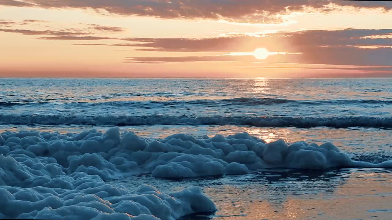 puesta de sol, mar y olas con mucha espuma de mar