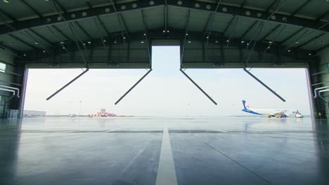 gran hangar de aeropuerto con puertas abiertas