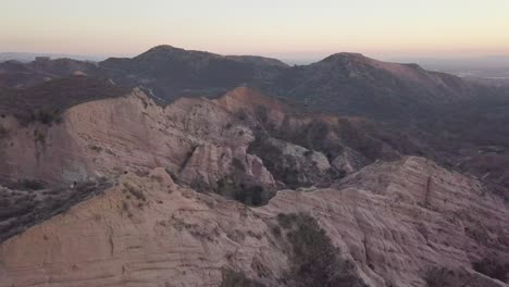 Increíble-Vista-De-Drones-De-Las-Montañas-De-California,-Paneo-De-Drones-Para-Revelar-Más-Del-Paisaje