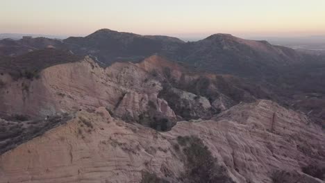 increíble vista de drones de las montañas de california, paneo de drones para revelar más del paisaje