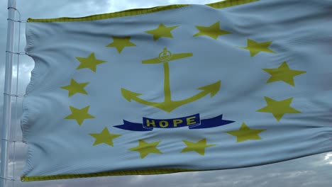 estados unidos y rhode island bandera mixta ondeando en el viento. estado de rhode island y bandera de los estados unidos en el mástil
