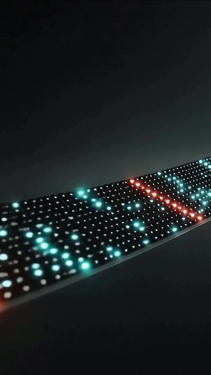 Video verticale: Telecamera che segue un nastro LED, mostrando una banda rossa e nodi verde acqua per i dettagli sul set