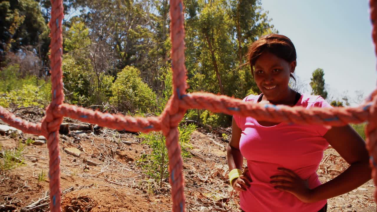 장애물 경주 도중 그물 에 오르는 결단력 있는 여자