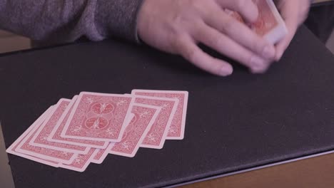 reparto de cartas estándar en una mesa