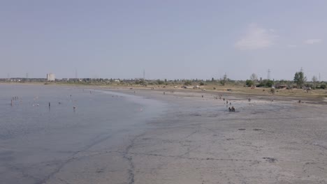 Gente-Divirtiéndose-En-El-Mar-Negro-En-Ucrania-Con-Cielo-Nublado-Arriba---Toma-Aérea