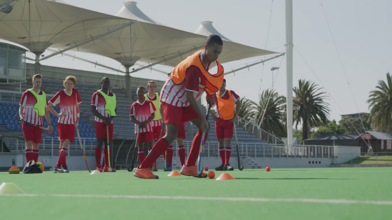 하키 선수 들 이 경기 전 에 준비 하고 있다