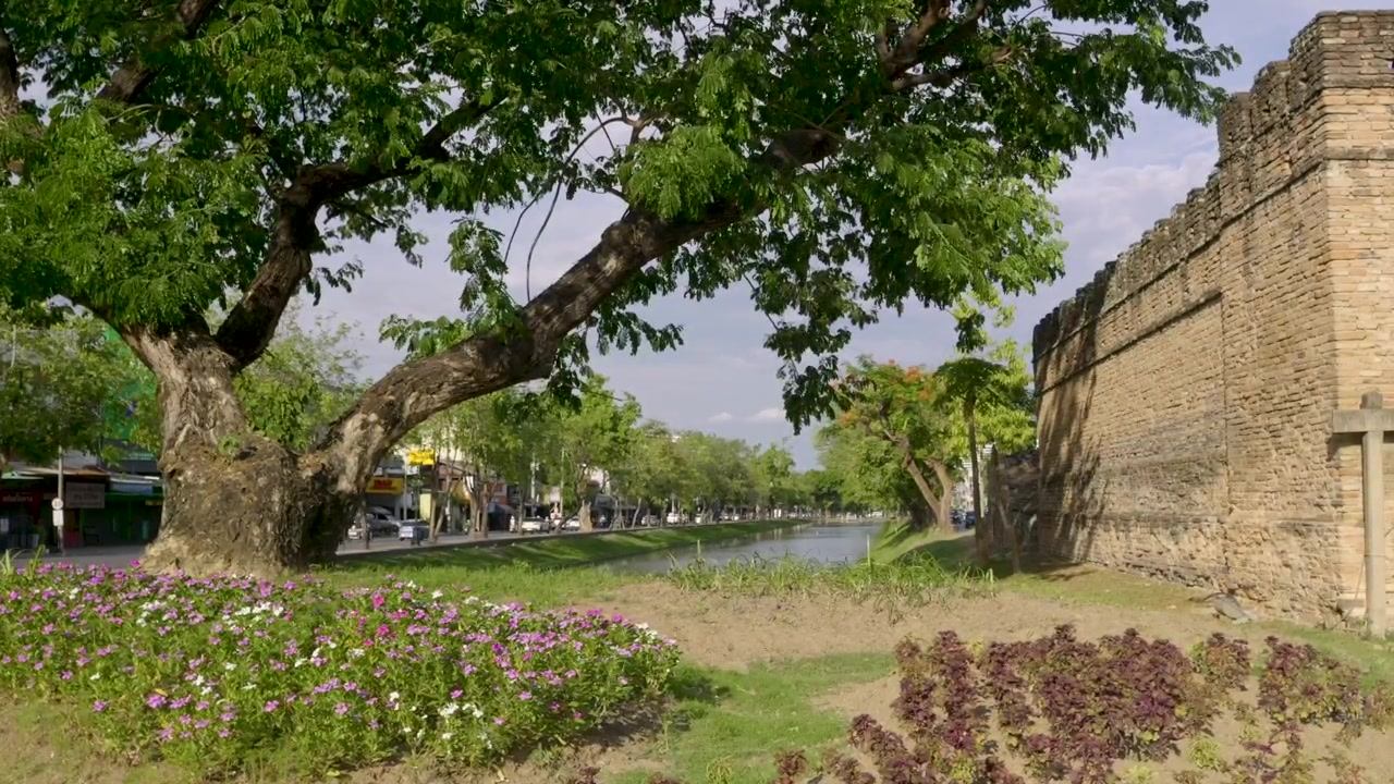 Splendido scenario quotidiano in Thailandia con mura di pietra della città e fossato