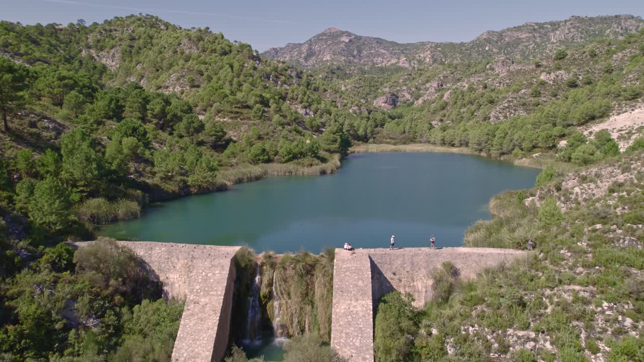 laguna de alta montaña al mediodía