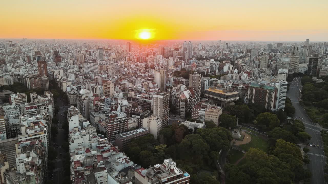 vuelo aéreo sobre el barrio de la recoleta en buenos aires al atardecer