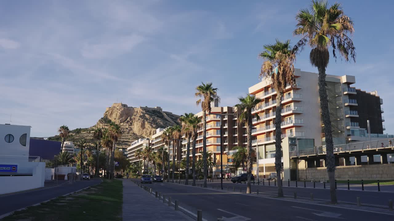 Attraversando la strada dell'Hotel Meliá nel porto nautico di Alicante, Costa Blanca, Spagna, Mediterraneo