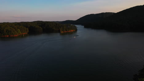 Adelante-Vuela-Sobre-El-Puente-De-La-Carretera-Y-El-Lago-Allatoona.