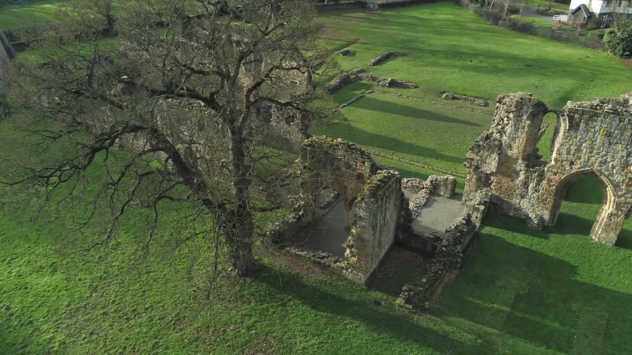 basingwerk abadía hito medieval abandonado ruinas galesas vista aérea ojo de pájaro descendente