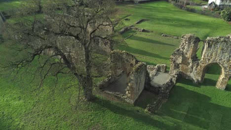 basingwerk abadía hito medieval abandonado ruinas galesas vista aérea ojo de pájaro descendente