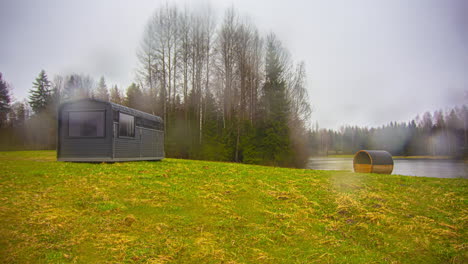 Cabañas-De-Madera-En-El-Campo-Con-El-Lapso-De-Tiempo-De-Las-Estaciones-Cambiando-De-Primavera-A-Otoño-E-Invierno