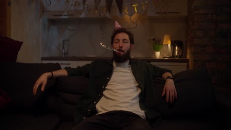 hombre aburrido en una fiesta de cumpleaños