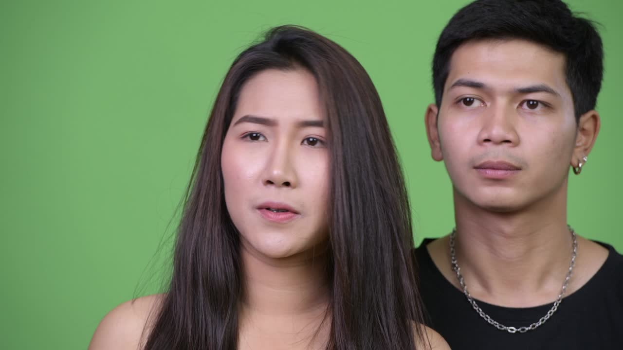 젊은 아시아 커플이 함께 생각하고 있습니다.