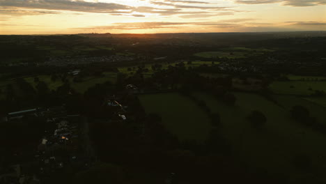 Aufbau-Eines-Drohnenschusses-über-Feldern-Und-Häusern-Bei-Sonnenaufgang