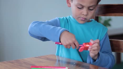 niño con sacapuntas en la escuela con gente almacen de metraje de video
