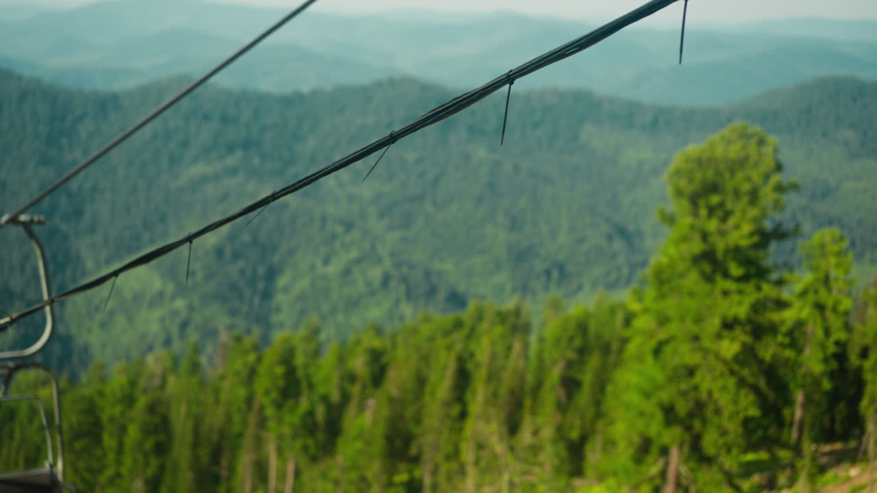 impresionante vista de espesos bosques de coníferas desde el teleférico. recreación en un ambiente tranquilo con un paisaje panorámico de montañas montañosas. fin de semana sin aparatos