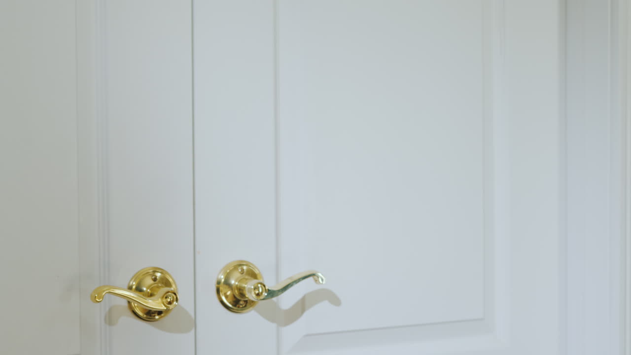 un camarero lleva el desayuno en una bandeja a una habitación de hotel y recibe una propina