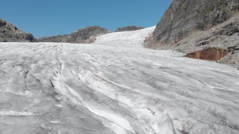 Grietas-Y-Grietas-En-La-Capa-De-Hielo-Del-Glaciar,-Revelación-Aérea-Glaciar-Hardanger-Noruega